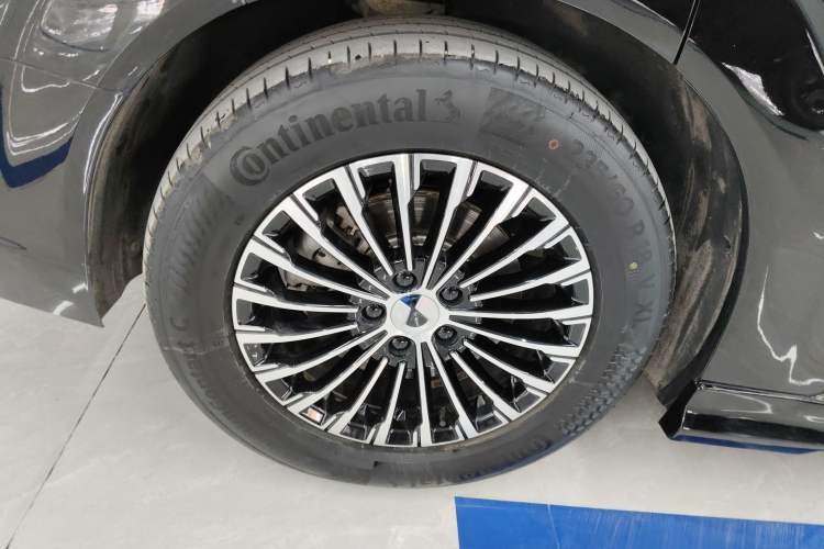 Used Denza D9 2024 DM-i 1050 Luxury Model Exterior 5
