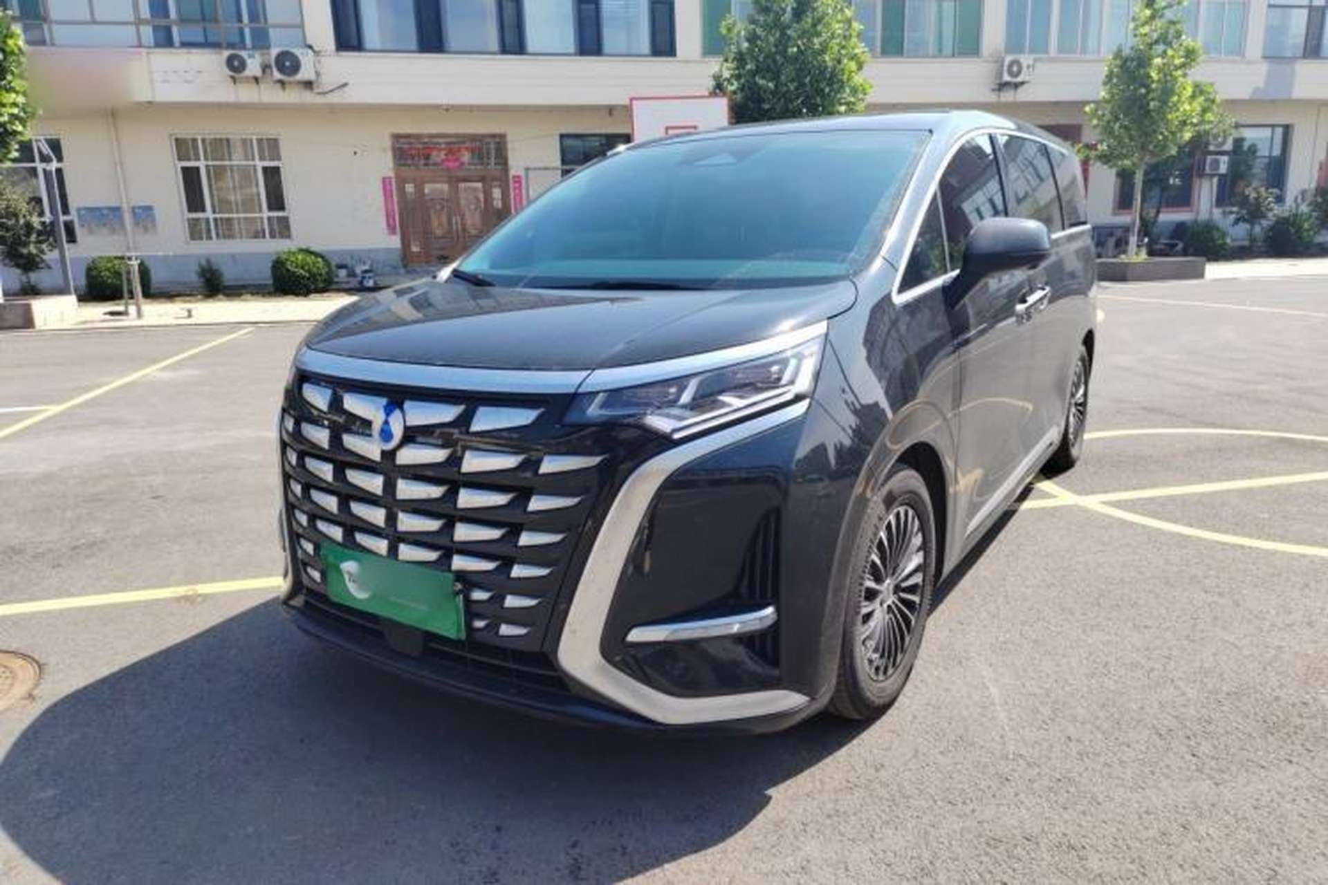 Used Denza D9 2024 DM-i 1050 Luxury Model Front Left 45 Deg