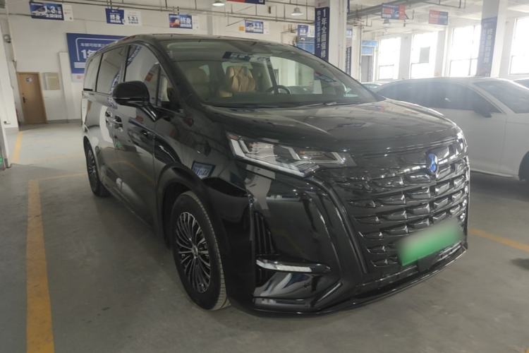 Used Denza D9 2024 DM-i 980 Four-Wheel Drive Prestige Model Front Right 45 Deg