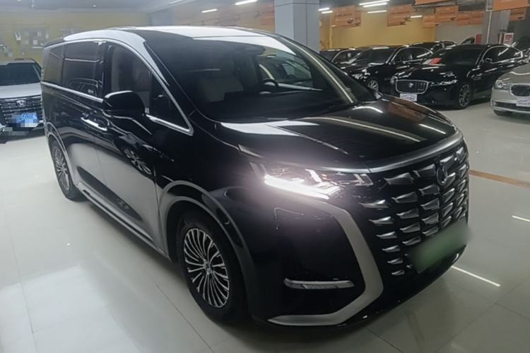 Used Denza D9 2024 DM-i 1050 Luxury Model Front Right 45 Deg