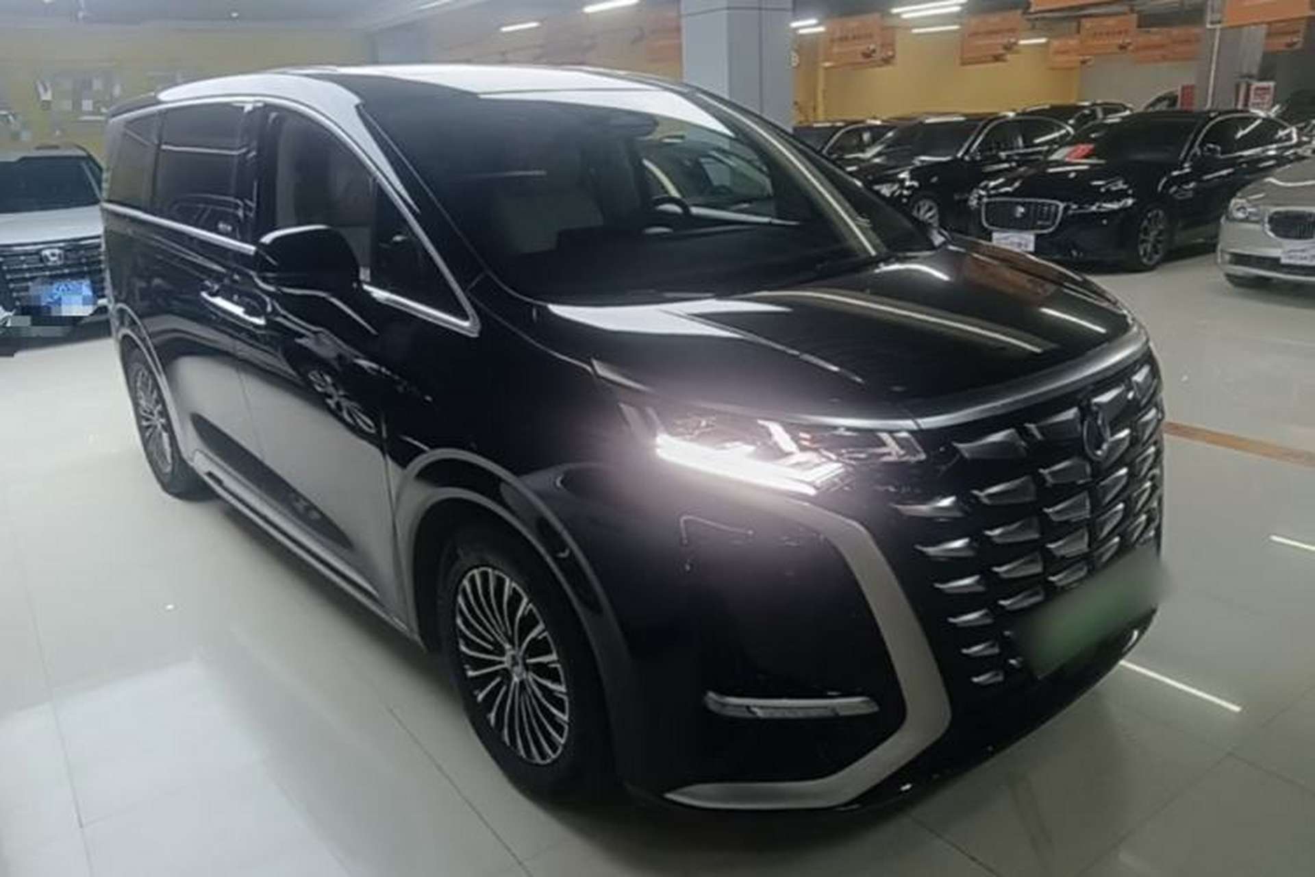 Used Denza D9 2024 DM-i 1050 Luxury Model Front Right 45 Deg