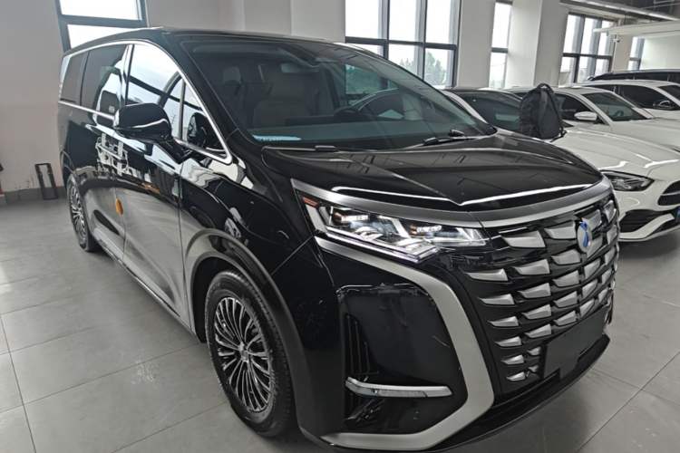 Used Denza D9 2024 DM-i 980 Four-Wheel Drive Prestige Model Front Right 45 Deg