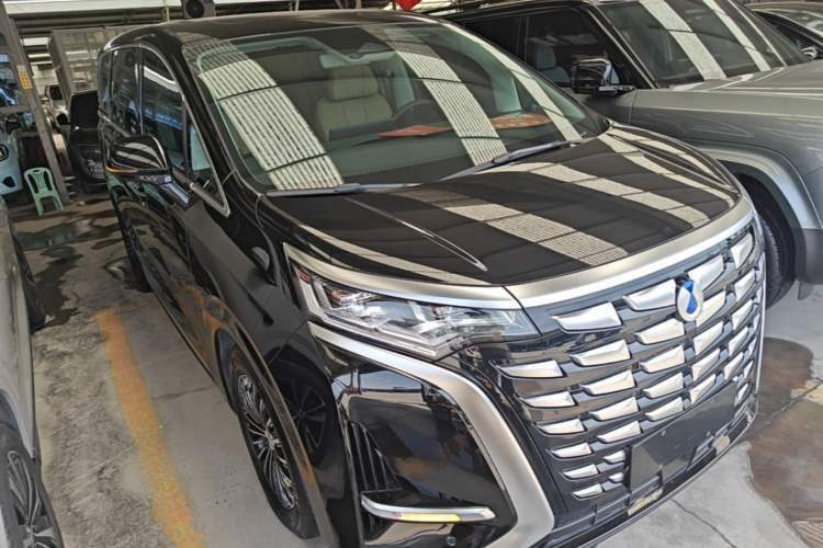 Used Denza D9 2024 DM-i 1050 Luxury Model Front Right 45 Deg