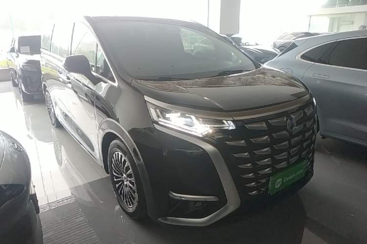 Used Denza D9 2024 DM-i 1050 Luxury Model Front Right 45 Deg