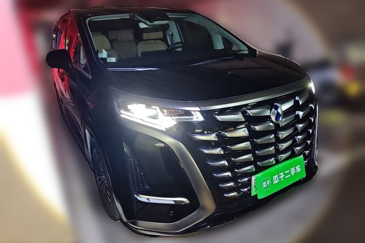 Used Denza D9 2024 DM-i 1050 Luxury Model Front Right 45 Deg