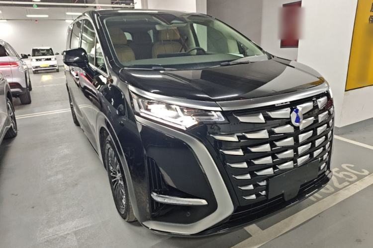 Used Denza D9 2024 DM-i 1050 Luxury Model Front Right 45 Deg