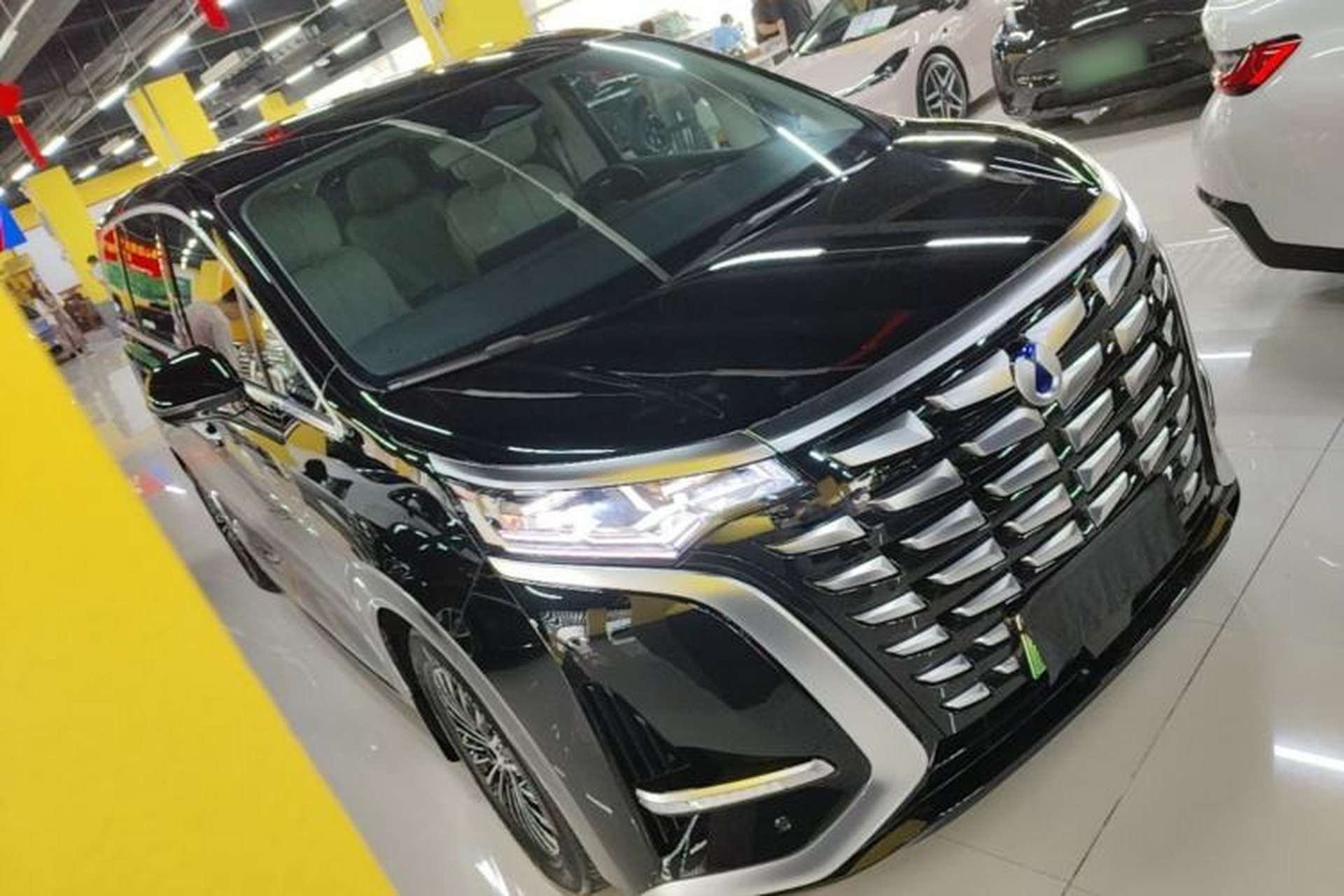 Used Denza D9 2024 DM-i 980 Four-Wheel Drive Prestige Model Front Right 45 Deg