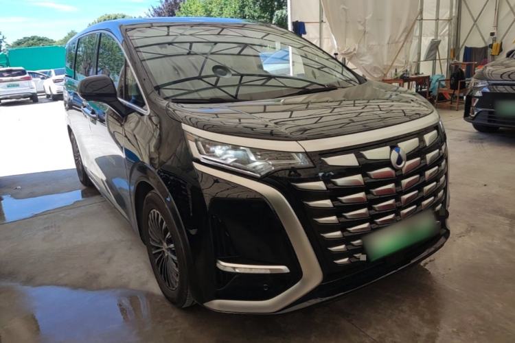 Used Denza D9 2024 DM-i 1050 Luxury Model Front Right 45 Deg