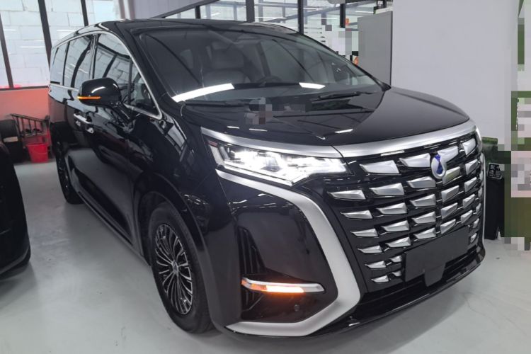 Used Denza D9 2024 DM-i 1050 Luxury Model Front Right 45 Deg