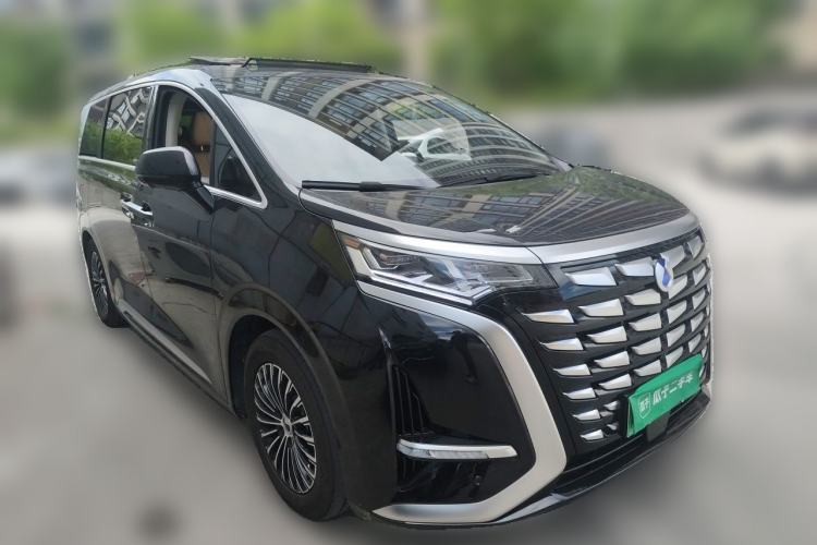 Used Denza D9 2024 DM-i 1050 Luxury Model Front Right 45 Deg