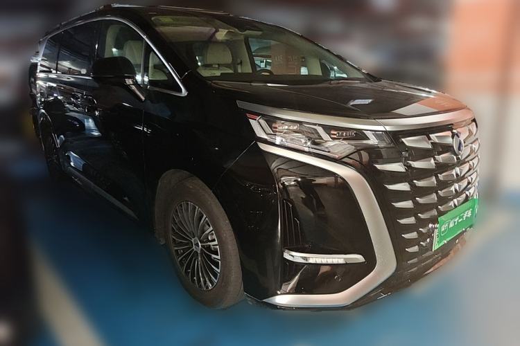 Used Denza D9 2024 DM-i 1050 Luxury Model Front Right 45 Deg