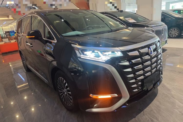 Used Denza D9 2024 DM-i 1050 Luxury Model Front Right 45 Deg