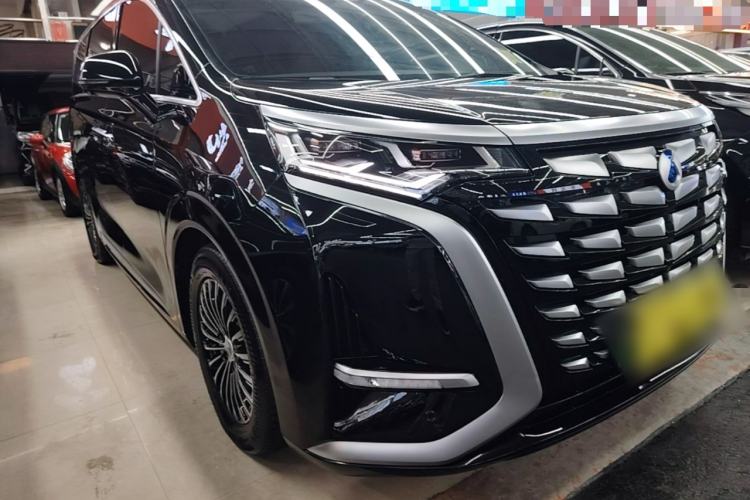 Used Denza D9 2024 DM-i 1050 Luxury Model Front Right 45 Deg