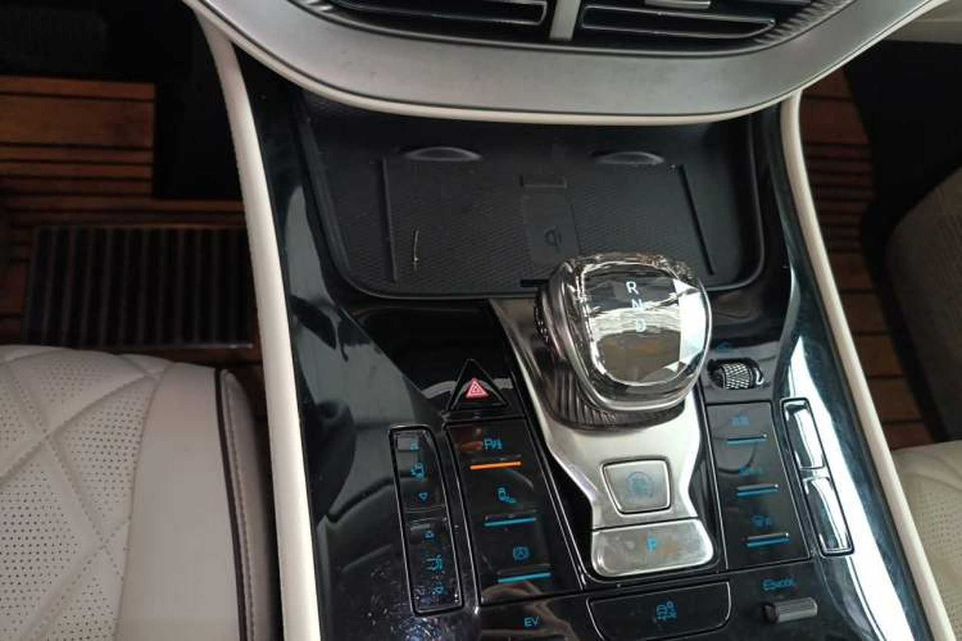 Used Denza D9 2024 DM-i 970 Luxury Model Gear Lever