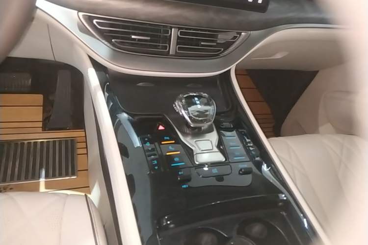 Used Denza D9 2024 DM-i 970 Luxury Model Gear Lever