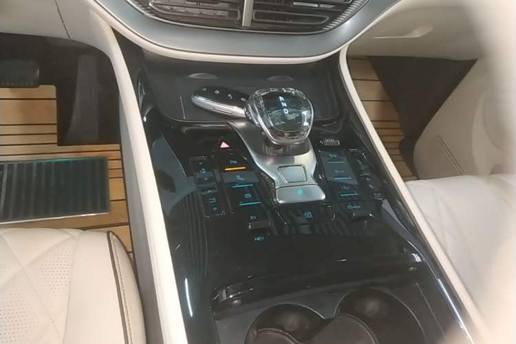 Used Denza D9 2024 DM-i 970 Luxury Model Gear Lever