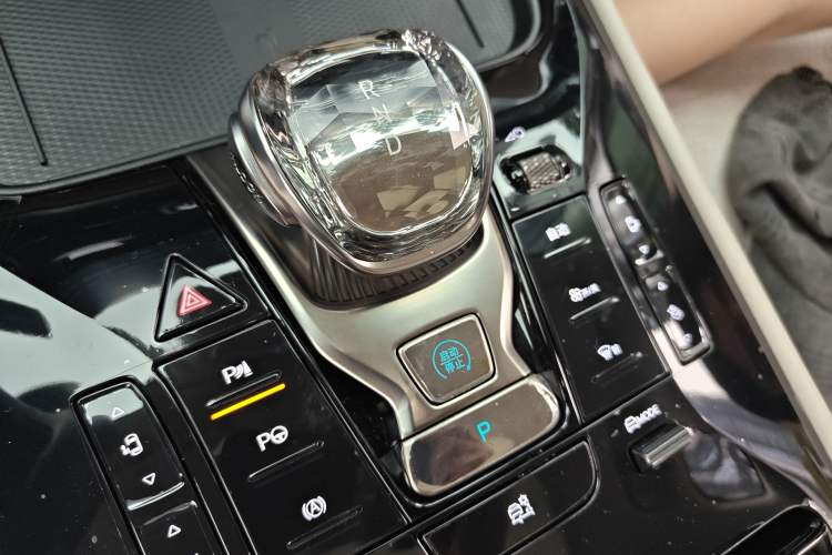 Used Denza D9 2024 DM-i 980 Four-Wheel Drive Flagship Model Gear Lever