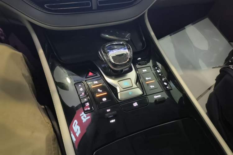 Used Denza D9 2024 DM-i 980 Four-Wheel Drive Prestige Model Gear Lever
