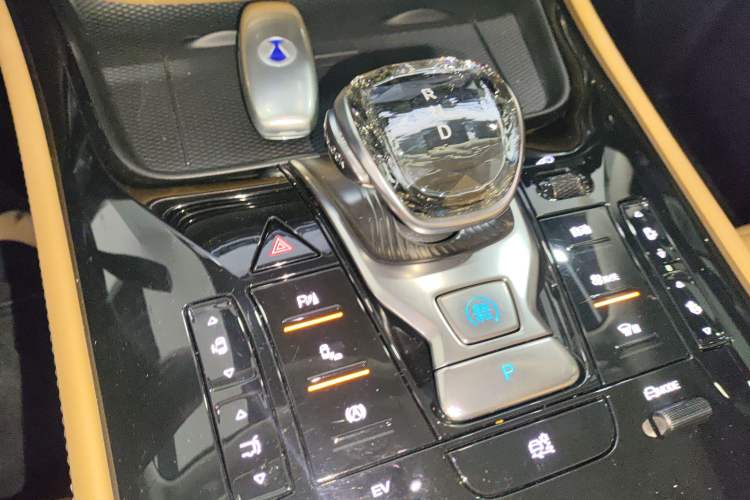 Used Denza D9 2024 DM-i 980 Four-Wheel Drive Prestige Model Gear Lever
