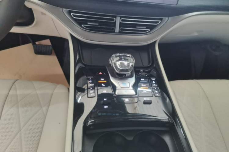 Used Denza D9 2024 DM-i 980 Four-Wheel Drive Prestige Model Gear Lever