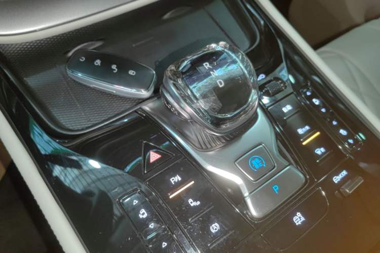 Used Denza D9 2024 DM-i 970 Luxury Model Gear Lever