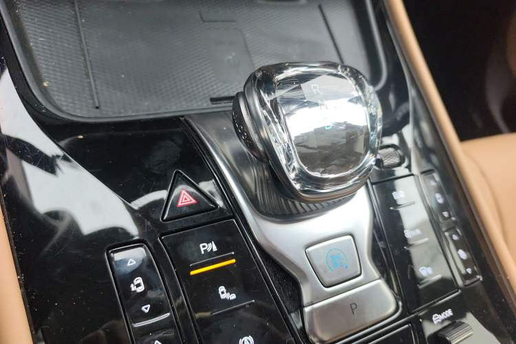 Used Denza D9 2024 EV 620 Premium Model Gear Lever