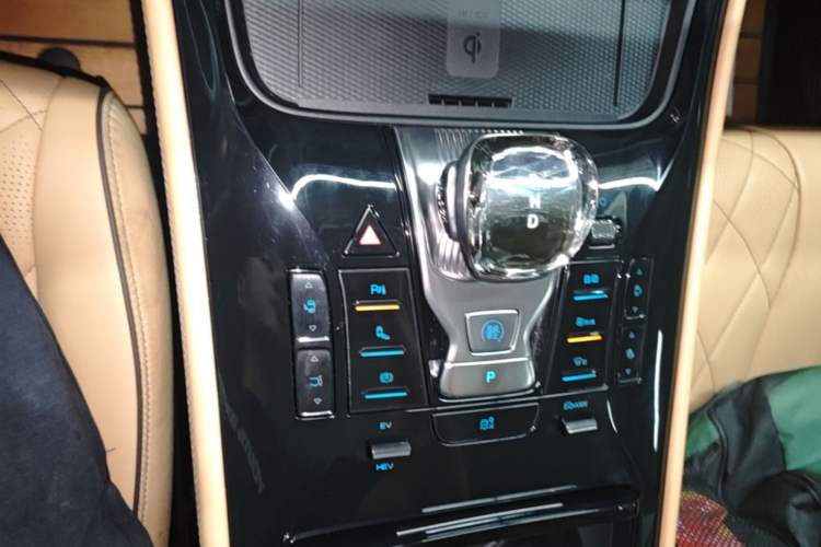 Used Denza D9 2024 DM-i 1050 Luxury Model Gear Lever