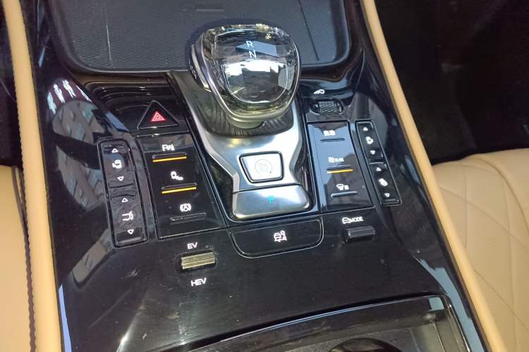 Used Denza D9 2024 DM-i 980 Four-Wheel Drive Prestige Model Gear Lever