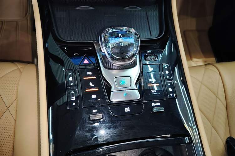 Used Denza D9 2024 DM-i 980 Four-Wheel Drive Prestige Model Gear Lever