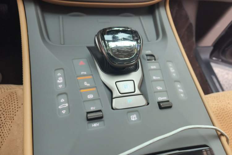 Used Denza D9 2024 DM-i 1050 Luxury Model Gear Lever