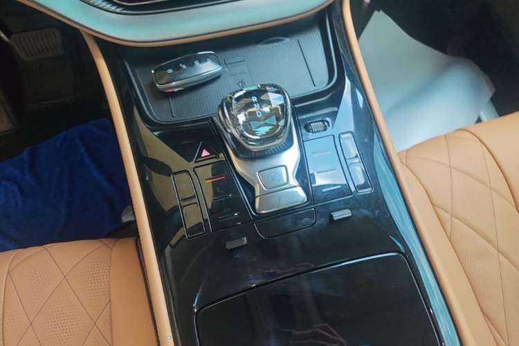 Used Denza D9 2024 DM-i 1050 Luxury Model Gear Lever