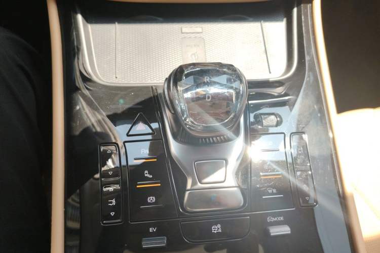 Used Denza D9 2024 DM-i 1050 Luxury Model Gear Lever