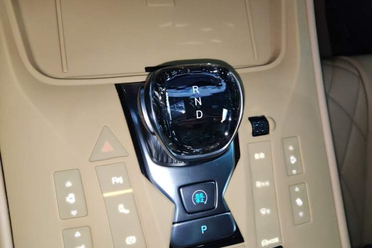 Used Denza D9 2024 DM-i 980 Four-Wheel Drive Prestige Model Gear Lever