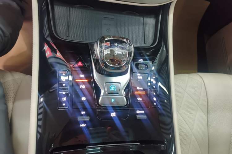 Used Denza D9 2024 DM-i 980 Four-Wheel Drive Flagship Model Gear Lever