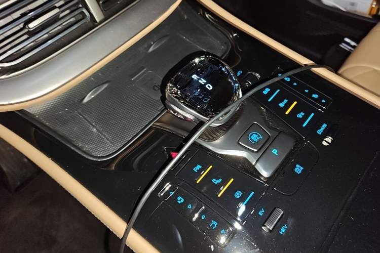 Used Denza D9 2024 DM-i 1050 Luxury Model Gear Lever
