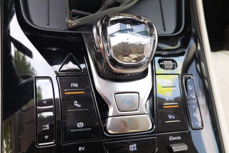 Used Denza D9 2024 DM-i 980 Four-Wheel Drive Prestige Model Gear Lever