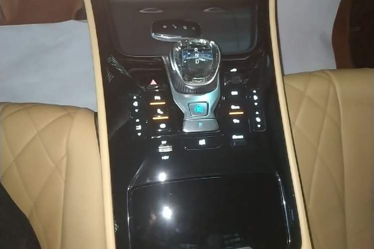Used Denza D9 2024 DM-i 980 Four-Wheel Drive Prestige Model Gear Lever