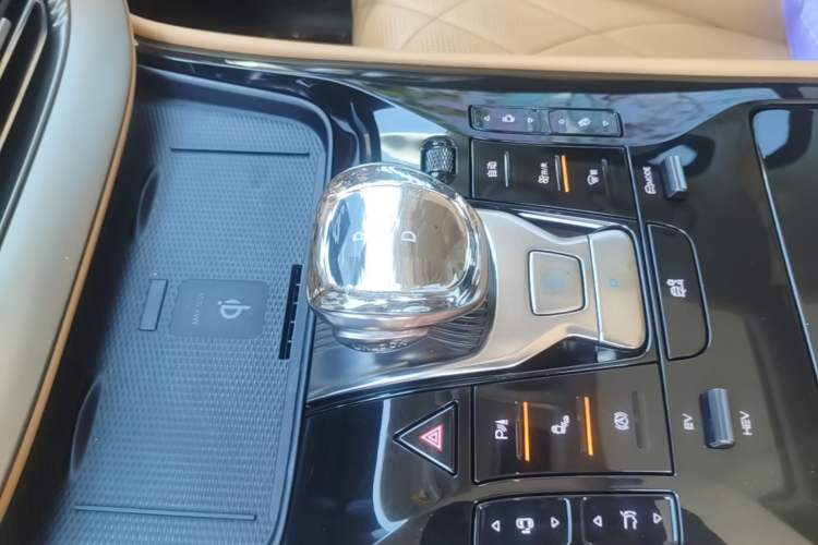 Used Denza D9 2024 DM-i 980 Four-Wheel Drive Prestige Model Gear Lever