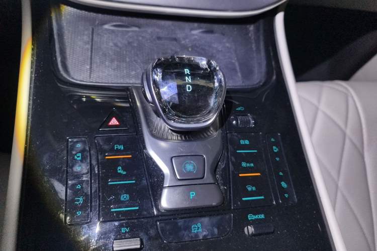 Used Denza D9 2024 DM-i 1050 Luxury Model Gear Lever