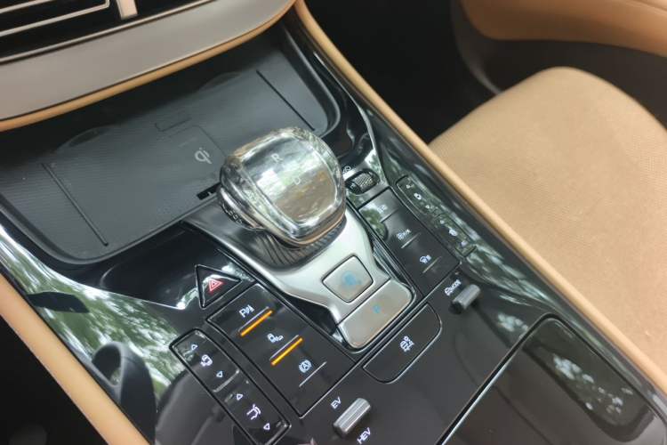 Used Denza D9 2024 DM-i 980 Four-Wheel Drive Prestige Model Gear Lever