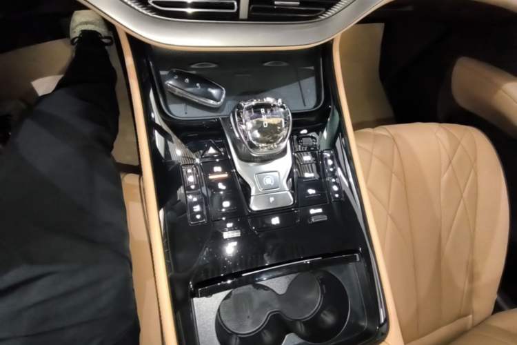 Used Denza D9 2024 DM-i 970 Luxury Model Gear Lever