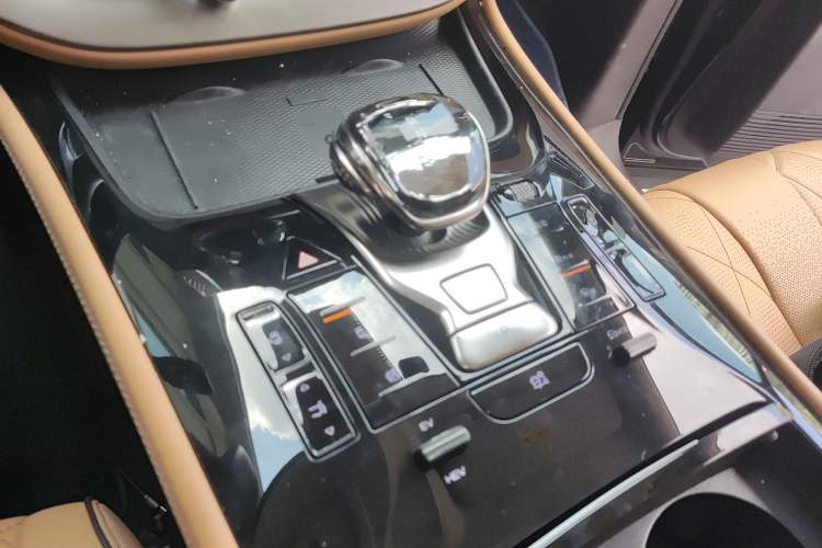 Used Denza D9 2024 DM-i 1050 Luxury Model Gear Lever
