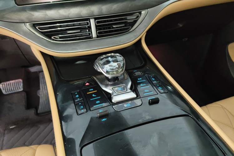 Used Denza D9 2024 DM-i 1050 Luxury Model Gear Lever