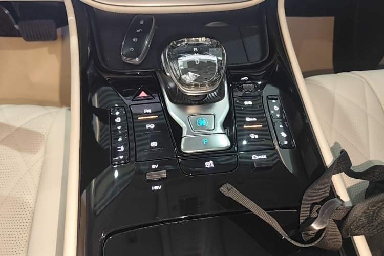 Used Denza D9 2024 DM-i 980 Four-Wheel Drive Flagship Model Gear Lever