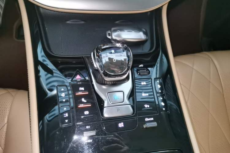 Used Denza D9 2024 DM-i 980 Four-Wheel Drive Prestige Model Gear Lever