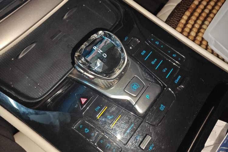 Used Denza D9 2024 DM-i 1050 Luxury Model Gear Lever