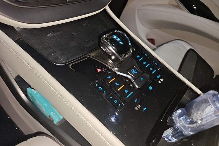 Used Denza D9 2024 DM-i 1050 Luxury Model Gear Lever