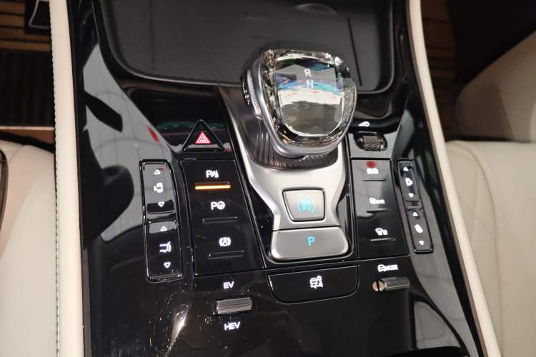 Used Denza D9 2024 DM-i 980 Four-Wheel Drive Flagship Model Gear Lever
