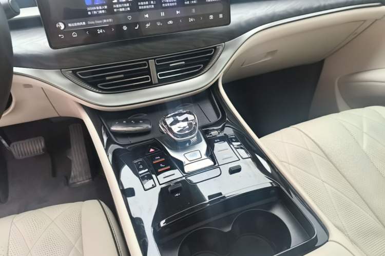 Used Denza D9 2024 DM-i 1050 Luxury Model Gear Lever
