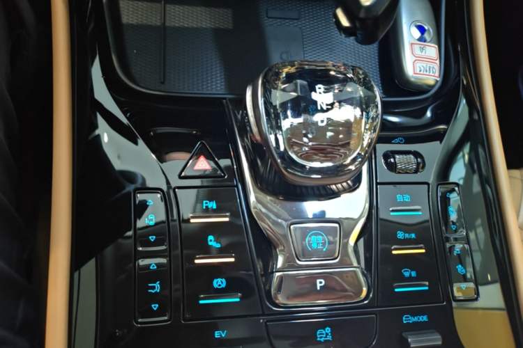 Used Denza D9 2024 DM-i 980 Four-Wheel Drive Prestige Model Gear Lever